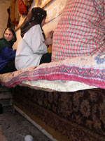 мастера работают над ковром